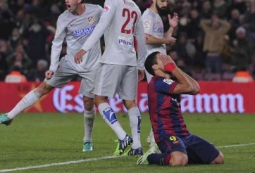 VIDEO: Pha bỏ lỡ hiếm hoi của Luis Suarez từ khoảng cách 2m