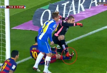 VIDEO: Pha chơi bóng thô bạo của thủ môn Espanyol với Messi