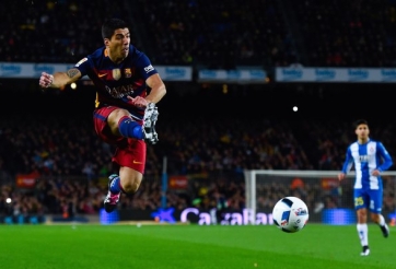 VIDEO: Luis Suarez tái hiện pha bỏ lỡ kinh điển của Torres trước Granada