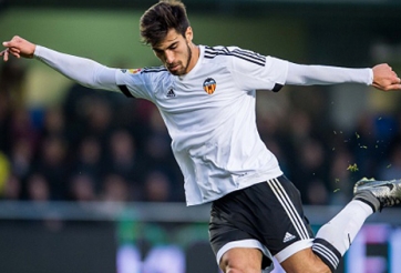 Siêu cò Mendes mang 2 hợp đồng bom tấn đến M.U