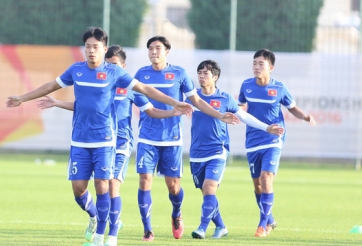 Mắt sưng húp, Công Phượng vẫn ra sân tập luyện