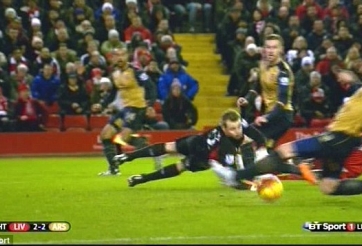 VIDEO: Pha 'chân gỗ' khó tin của Giroud trước khung thành Liverpool