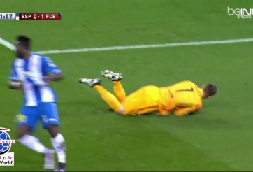 VIDEO: Hành động phi thể thao của tiền đạo Espanyol với thủ môn Barca