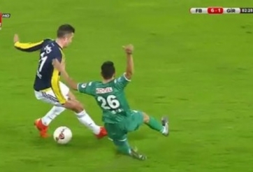 VIDEO: Xem Van Persie hành hạ hậu vệ và thủ môn đối phương