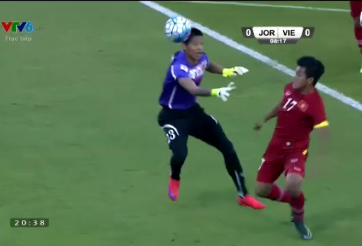 VIDEO: Thủ thành Minh Long suýt gây họa vì băng ra như Neuer