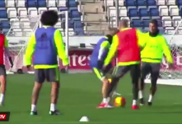 VIDEO: Thần đồng Real biến Ronaldo thành gã hề trên sân tập