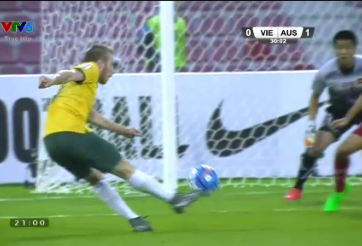 VIDEO: Pha cứu thua xuất thần của thủ thành Phí Minh Long