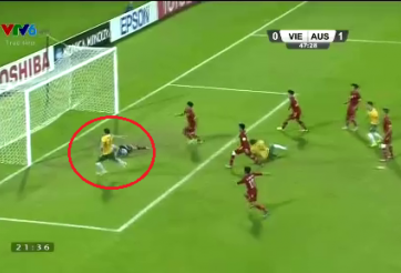 VIDEO: Pha bỏ lỡ khó tin của cầu thủ Australia từ khoảng cách 2m