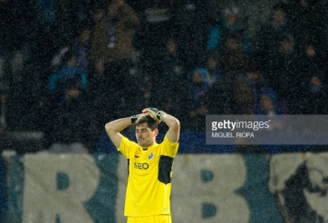 VIDEO: Pha bắt bóng nghiệp dư khó tin của thủ thành Casillas