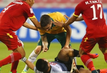 VIDEO: Thủ thành Minh Long bị cầu thủ Australia 'dằn mặt' vì chơi lăn xả