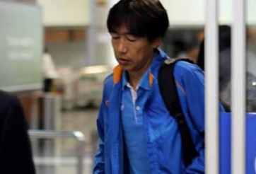 HLV Miura từ chối trả lời báo chí khi về tới Hà Nội