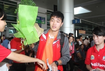 VIDEO: U23 Việt Nam về nước trong sự chào đón của người hâm mộ