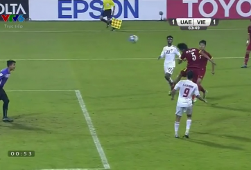 VIDEO: Pha đánh đầu phản lưới nhà tai hại của Hoàng Lâm