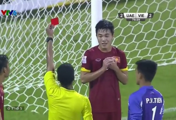 VIDEO: Xuân Trường nhận thẻ đỏ sau pha cản phá bằng tay trong vòng cấm