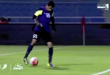 VIDEO: Thủ môn đánh gót phản lưới nhà sau pha khống chế bóng tai hại