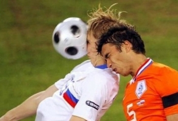 VIDEO: Những pha headshoot bi hài trong bóng đá