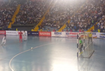 VIDEO: Tuyệt chiêu sút pen khiến thủ môn đối phương không thể ngờ tới