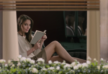 Video hài hước: Ronaldo tẽn tò vì người đẹp bên hàng xóm