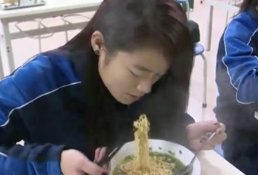 Tuyển nữ ăn mỳ tôm trước ngày về nghỉ Tết