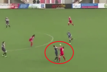 VIDEO: Cầu thủ nữ 'so tài võ thuật' kinh hoàng ngay giữa trận đấu