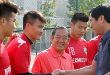 Công Vinh và các đồng đội nhận lì xì đầu năm