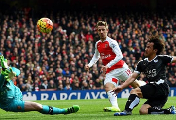 Arsenal đánh bại Leicester ở những giây cuối cùng