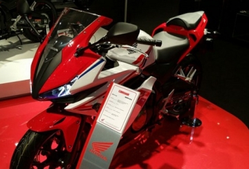 Honda CBR150R 2016 hoàn toàn mới được bán với giá gần 54 triệu đồng