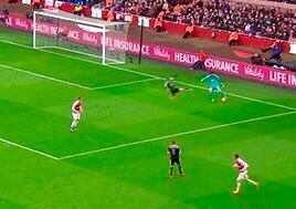 VIDEO: Petr Cech trổ tài lừa bóng biến tiền đạo Vardy thành gã hề