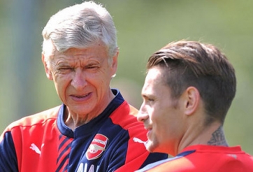 HLV Arsene Wenger cấm học trò tới Man Utd