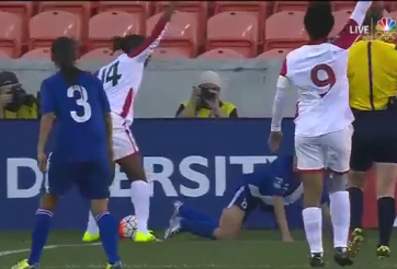 VIDEO: Nữ cầu thủ bị thổi penalty ngớ ngẩn nhất của năm