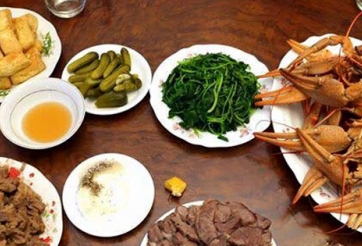 ĐT futsal Việt Nam ăn canh cua và đậu rán trước trận gặp Iran