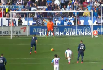 VIDEO: Tình huống Ronaldo thất bại hiếm hoi trên chấm 11m