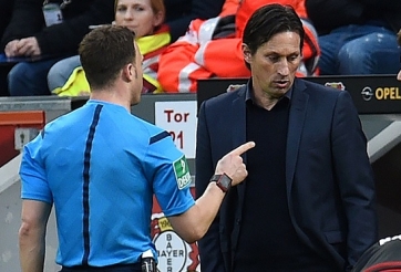 VIDEO: Trọng tài dỗi vì đuổi HLV bất thành ở vòng 22 Bundesliga