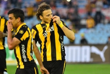 VIDEO: Cú hattrick đẳng cấp của Diego Forlan ở tuổi 36