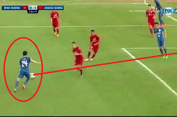 VIDEO: Jiangsu Suning mở tỷ số sau cú phá bóng tai hại của hậu vệ Bình Dương