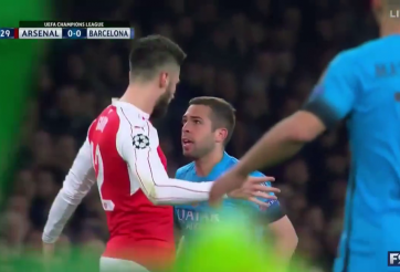 VIDEO: Pha bóng hậu vệ Barca may mắn vì Giroud không ăn vạ