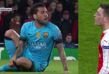 VIDEO: Tình huống va chạm khiến Dani Alves và Ozil chửi nhau ngay trên sân