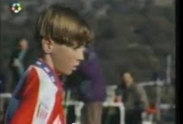 VIDEO: Sát thủ vòng cấm Fernando Torres năm 12 tuổi