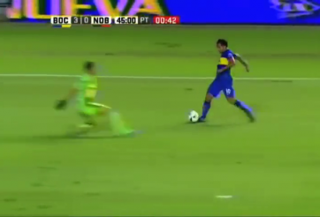 VIDEO: Tevez đi bóng làm vỡ quai hàm thủ môn đối phương