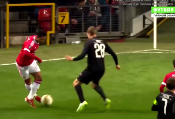 VIDEO: Tuyệt chiêu rabona xâu kim đối thủ của Depay