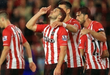 VIDEO: Shane Long dễ dàng đánh bại Courtois mở tỷ số trận đấu