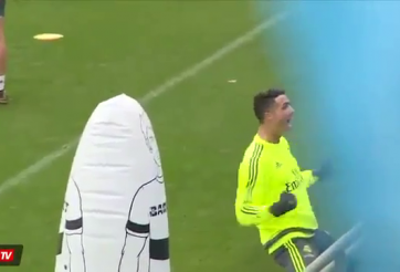 VIDEO: Ronaldo phát cuồng khi xỏ háng đồng đội trên sân tập