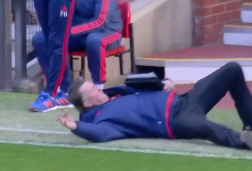 VIDEO: Màn tranh cãi hài hước của HLV Van Gaal với trọng tài