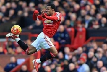 VIDEO: Pha khống chế bóng ngẫu hứng như Ronaldinho của Memphis Depay