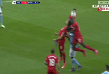 VIDEO: Hai cầu thủ Liverpool nằm sân sau tình huống va chạm mạnh với nhau