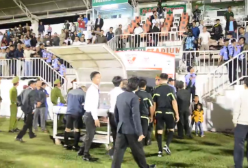 VIDEO: CĐV HAGL chửi bới trọng tài vì những quyết định được cho là khó hiểu