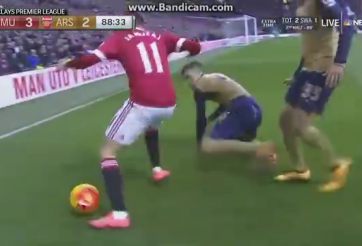 VIDEO: Pha bóng Mata, Januzaj 'làm xiếc' trước hàng phòng ngự Arsenal