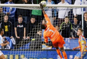 VIDEO: Thủ  môn La Liga tái hiện pha phản lưới bi hài như Tấn Trường