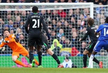 Thủ môn mắc lỗi, Chelsea đánh rơi chiến thắng đáng tiếc