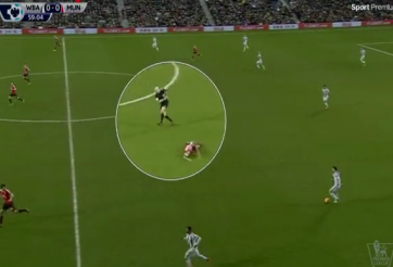 VIDEO: Tình huống trọng tài Mike Dean đốn ngã tiền đạo Rashford